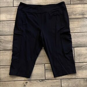 Duluth Trading Co Women's Black Cargo Capri pants